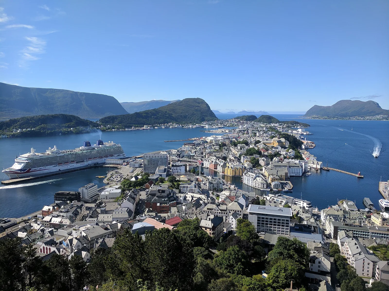 Representative country image: Ålesund and Sunnmøre