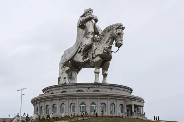 Tsonjin Boldog statue complex